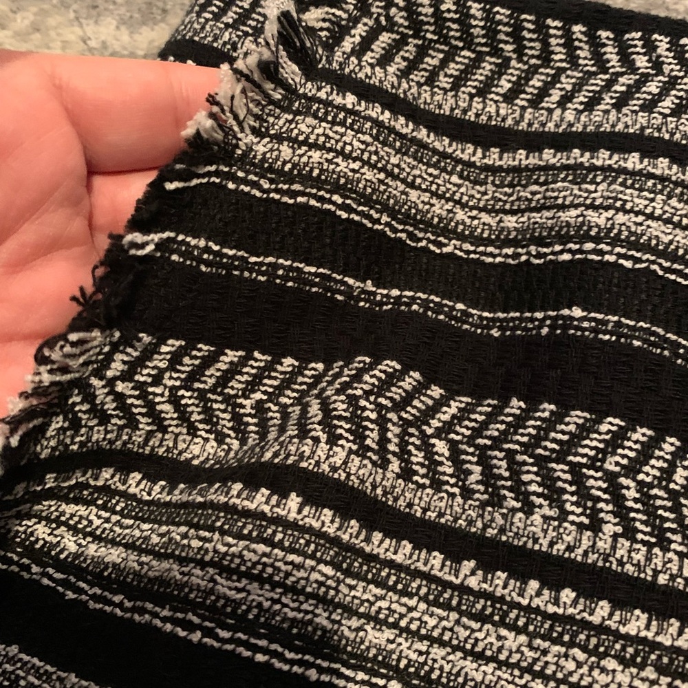 NWOT LOFT black and white skirt. With pockets. Lined. Size 6. - Picture 5 of 9